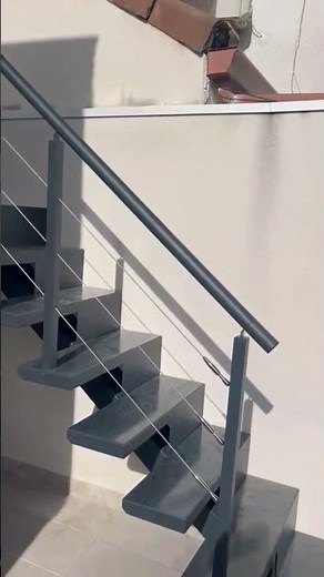 Escalera semivolada exterior: diseño limpio, montaje preciso | indes.k