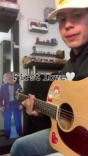 Cover de 'First Love' con Acordes y Rasgueo