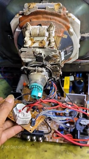 963 reactions · 17 shares | How to install focus cable and screen flyback transformer in CRT TV tube socket #CRTTvRepair #FlybackTransformer #FocusCableInstallation #CRTTubeSocket #ElectronicsRepair #TVRepairGuide #DIYElectronics #AnalogTV #OldTVRepair #HighVoltageElectronics | Andi Distorsing | Facebook