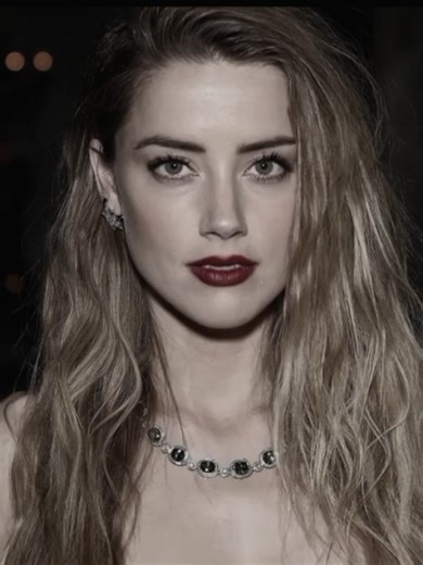 Simetria y Edición de Amber Heard: Estilo y Lookmaxing