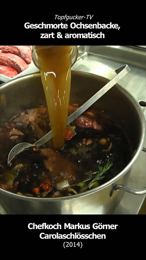 Markus Görner (@carolaschloesschen_dd | Restaurant Carolaschlösschen, 2014) zeigt Schritt für Schritt, wie Ochsenbacken perfekt geschmort werden. Rotwein, Portwein, Kalbsfond und ein Hauch Balsamico sorgen für eine Sauce mit Tiefgang und unwiderstehlichem Glanz. ✨ Unbedingt mal nachkochen – oder sich direkt im Carolaschlösschen verwöhnen lassen! 🍷 👉 Das komplette Rezept findest du auf Topfgucker-TV.de (Link in Bio) #ochsenbacken #soulfood #schmoren #foodblog #essengehen #carolaschlösschen #top