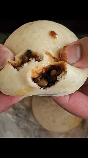 Shout out to the family selling lamb buns on Farmer St, Mangere East! Taste 🔥 not as salty as another I've had 👀🤭 and its waaaaay closer to home. Cost $2.50 🙂 Don't worry bout the size of my hands compared to the lamb bun! It will look massive in yours 😂 You know what they say about men with big hands? Wear big gloves ☠️😂 | Mangere 275