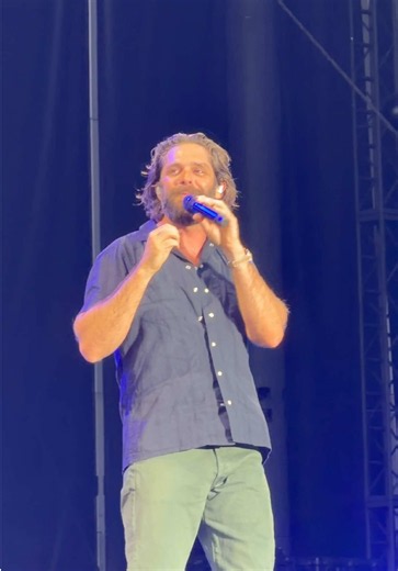 From opening for Jason Aldean (2012), Miranda Lambert (2015) and Florida Georgia Line (2015) at Hershey Park Stadium to co-headlining the venue with his longtime friend Niall Horan (2026), @Thomas Rhett took a moment to reflect on just how much life has changed. Before performing “Life Changes,” Rhett shared that since the first time he played the stadium, he married his high school sweetheart, became a dad to five kids, and experienced more blessings than he ever imagined. He then dedicated the