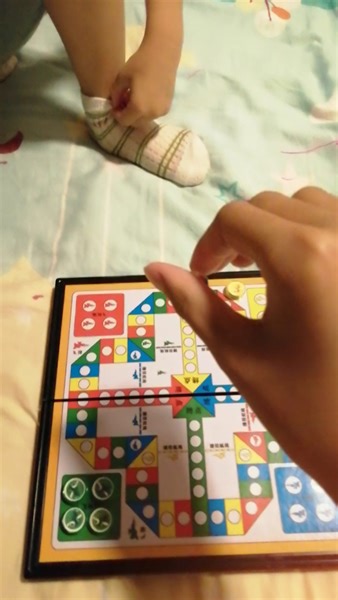 "飞行棋大战：技巧与策略的较量！"