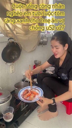 Cuộc sống công nhân nghèo em tươi luộc tôm càng xanh cho 2mẹ ăn vợ chồng u52 u27