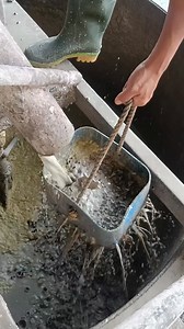 Operator kernel menangani claybath yang tersumbat agar aliran material kembali lancar, sehingga proses pemisahan kernel dan cangkang tetap optimal, stabil, dan efisien dalam mendukung kelancaran proses produksi. #Fyp_Jangkauan | Rid Wan