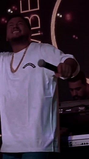 Live Performance by Wadi Hel Cheikh: Energetic Audience Engagement