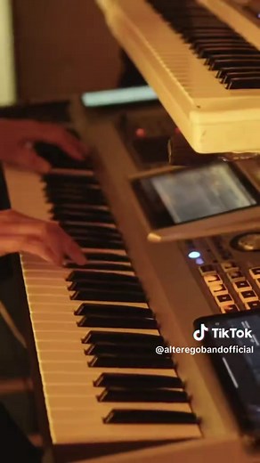 Pesma koja je mnogima urezana u srce… Ovo je naš način da je oživimo. 💜 ‘Ubila me tvoja nevjera’ od Donne Ares – kako se Vama dopada naša interpretacija? Komentari su vaši! 💬 #alteregobandofficial #alterego #volivasalterego #sakiinjenoludilo #trending #foryou #for #donnaares #donaares #ubilametvojanevjera