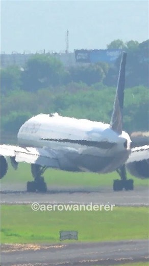 UNITED AIRLINES B777-300ER takeoff at Manila Airport #shorts #aviation #united #b777 #takeoff