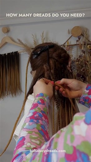 How many dreads do you need? for a full head we recommend: 50-70 dreads Partial install: 10-30 dreads Mohawk hairstyle: 30-50 dreads For a more sensitive scalp, use a mixed set SE-on the hairline DE-on the rest of the hair for a thicker effect Full head: 20 SE 40-50 DE #bohostyle #dreadstyle #dreadlockstyle #boho