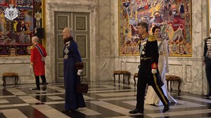 I Riddersalen på Christiansborg Slot ønskede H.M. Dronningen og Kronprinsparret tidligere i dag godt nytår til det diplomatiske korps i Danmark. På de første dage af 2020 afholder Majestæten en række nytårskure. I morgen er det officerer fra Forsvaret og Beredskabsstyrelsen, I., II. og III. rangklasse samt indbudte repræsentanter for større landsorganisationer og protektioner, der skal til nytårskur på Christiansborg Slot. Læs om nytårskurenes historie: http://kongehuset.dk/nyheder/nytaarskurene
