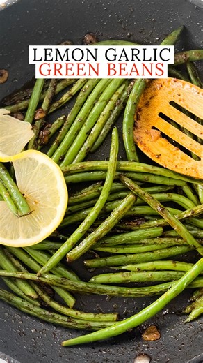 I love sautéed green beans; makes for such a healthy side dish or even as an evening snack. These lemon garlic beans are super easy to prepare and taste absolutely incredible. WHO IS IN FOR SOME LEMONY BEANS? 😋 Grab the Full Recipe through link in BIO👆🏻 Follow @herbs_n_garlic if you love Travel Food💕 ✨ . . . . . . . . . #herbsngarlic #hng #greenbean #greenbeans #lemongarlic #sauteed #sauteedbeans #lemongarlicbeans #easyappetizers #cleaneatingrecipe #healthyeatingrecipes #eatyourgreens #toron