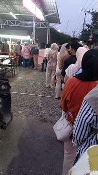 MAU MAKAN ANTRI PANJANG SAMBAL WENGI CIKARANG