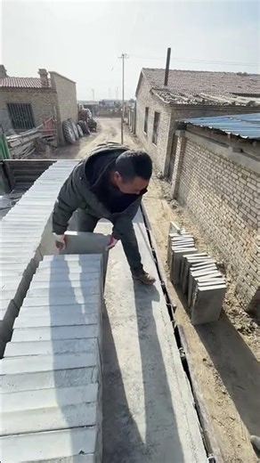 Master Worker Shows Concrete Slab Unloading Technique