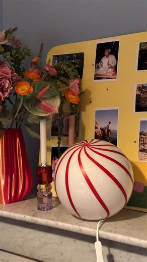 Lena Helen on Instagram: "LAMPE BONBON DE NOËL 🎄🍬 Je devrais la laisser tel quelle ou la remettre sur son support spirale à ton avis? 🌀 J’ai vu ce DIY sur le compte de la talentueuse @inesaki__ et il fallait absolument que je le fasse 😍 Je te laisse aller voir le do it yourself sur son compte pour les instructions 🫶🏻 Cette lampe ça fait plus d’un an que je rêve de me l’offrir mais elle est beaucoup trop chère ou plutôt pas dans mes moyens et vu que j’avais ma lampe fado d’IKEA, je me suis 