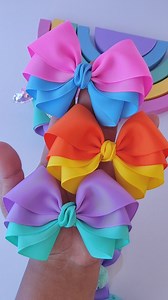 50K views · 1K reactions | Laço de duas cores, nas cores do verão . . .  Medidas *Fita 38 mm *2 x 17 cm *2 x 21 cm . . #lacoverao #lacocolorido #laçoverão #lacomedio #fláviaarteira #lacofacil #verao #lacosereismo #diy #tutorial | Flávia Arteira | Facebook