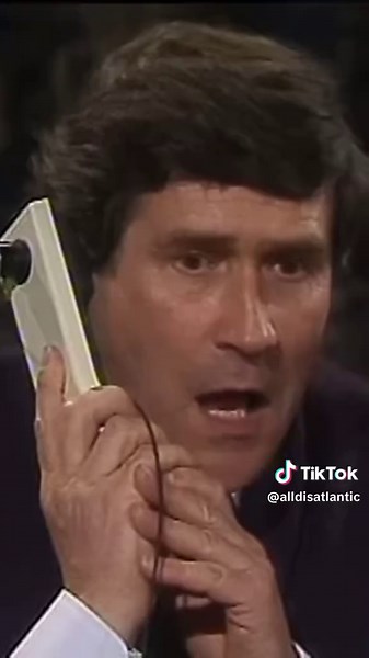 Tense Comedy Scene: Keeping the Kidnapper on the Line