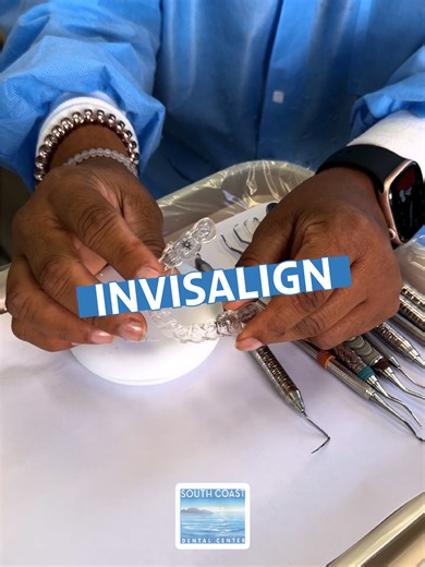 🦷 ¿Qué es Invisalign? Invisalign es un tratamiento con alineadores transparentes que enderezan tus dientes de forma cómoda y casi invisible. Se pueden quitar para comer y cepillarte, y están hechos a la medida de tu sonrisa. Una forma moderna, discreta y efectiva de mejorar tu sonrisa 😁✨ #Invisalign #OrtodonciaInvisible #SonrisaPerfecta #DentalTips #SouthCoastDentalCenter