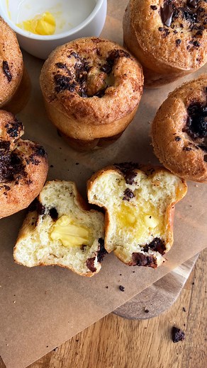 CHOCOLATE CHUNK POPOVERS Back with the popover babies, because how could I resist?! 🤭 They’re soft, fluffy, so warming — and simply never disappoint with a spread of butter and sprinkle of flaky sea salt 🤌 Expand the caption for the recipe below OR send me a DM/MESSAGE saying ’CC POPOVERS’ to get the recipe sent to you 🤎 #Recipe Details (makes 6 regular popovers; 12 muffin-tin popovers): Ingredients: - 2 tbsp butter, for greasing the molds - 4 eggs, at room temp - 1 1/2 cups warm milk of choi