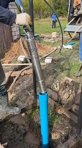 ✅La instalación de una bomba sumergible en un pozo profundo implica preparar la bomba con tubería y cableado adecuado, sellar conexiones con teflón, usar una válvula de retención, y bajarla al pozo asegurándose de que quede suspendida por encima del fondo, no en contacto directo, y siempre por debajo del nivel mínimo de agua; la conexión eléctrica debe ser segura y llevar protecciones (interruptor termomagnético, protección sobrecorriente) para evitar daños, y es crucial que un técnico calificad