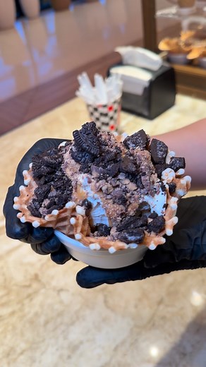 We’re crazy for peanut butter! This is our Oreo flavor of the day in a waffle bowl topped with a generous amount of Reese’s peanut butter sauce, Reese’s peanut butter cups and more Oreo! 🍦Made Fresh Every Day 🧑‍🧑‍🧒‍🧒Family Owned LOCATIONS: 📍9480 S Eastern Ave #100, Las Vegas NV ⏰12- 10pm daily 📍@gvrcasino ⏰Opening 2026 📍@durangoresort ⏰12-10pm Sun-Thurs, 12-11pm Fri & Sat 📍@redrockcasino ⏰ 12-10pm Sun-Thurs, 12-11pm Fri & Sat 📍@santafestationlv ⏰12-10pm daily . . . #vanilla #oreo #pean