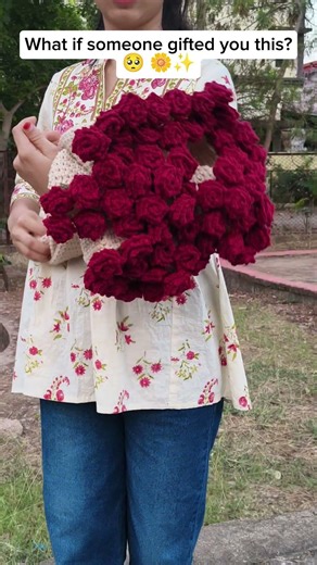 “Wait till the end… it transforms!! 🤯🧶”#crochet#crochetblanket#crochetbouquet#crochetflowers#diy