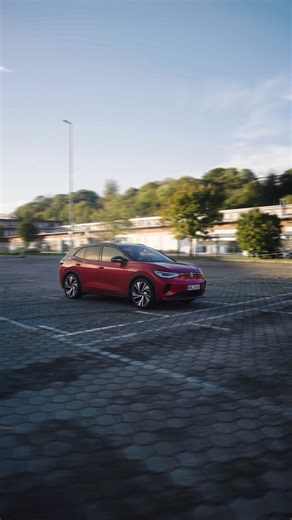Just a small thumb-wave.👋✨ The ID.4 GTX: All-electric, spacious, confident on any road - and even on an empty parking lot. #Volkswagen #ID4GTX ___ ID.4 GTX - Combined fuel consumption 16.8 kWh/100 km; combined CO₂ emissions 0 g/km; CO₂ class: A. | Volkswagen