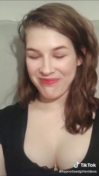 Elizabeth gets completely frozen in place when hearing a trigger 😵‍💫 #hypnotized #hypnotizedgirl #hypnosis