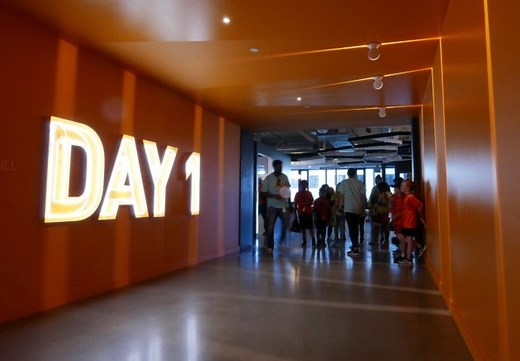 What Amazon’s big pay increase says about the company and the broader tech industry in 2022