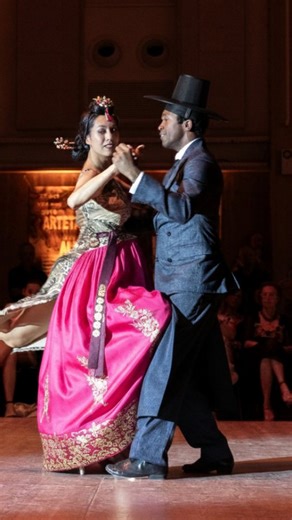 Vi chiedo aiuto. Mi piacerebbe cari la vostra opinione su quale genere preferite nelle nostre performance: tango, milonga o vals? Siate clementi con me🙏 #julioalvareztango #silvinatse #julioalvarez #tangodancer #tangomilonga | Julio Alvarez Tango