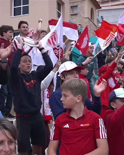 Keeping the home fans happy 🇲🇨 @val_vacherot takes the first set 6-4 over De Minaur!#RolexMonteCarloMasters