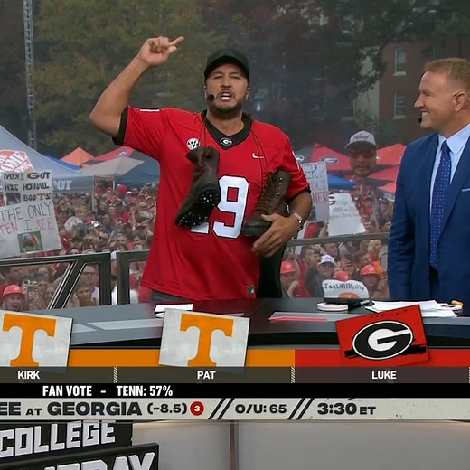 Luke Bryan backed up his Georgia pick with some dawg kisses 🙌 | College GameDay