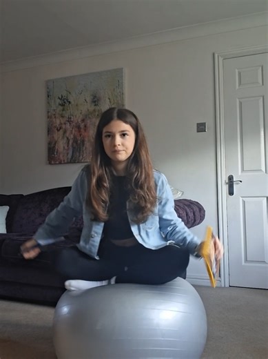 the ball kept making fart sounds 😔 idea from @Daniel Rhodes day 2 @𝐄 𝐕 𝐀 🧁🎀 day 3 @𝐄 𝐕 𝐀 🧁🎀 #trending #fyp #makeevafamous #yogaball #funny