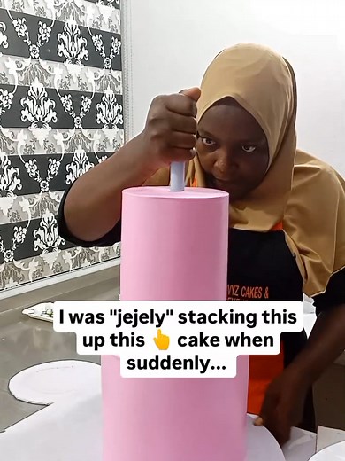 Ever experienced a cake fail like this? Has something like this 👆 happened to you before? You are almost done and then something this silly happens 😩🥺 Cake you relate? What did you do? #glivyzcakesandevents #oluwatoyinalakaraoyinbo #caketok #LearnOnTikTok #tiktokbaker #cakedecorating #tieredcakes #whippedcreamcake #bakerslife💪😘😇 #cakebehindthescenes #cakefail