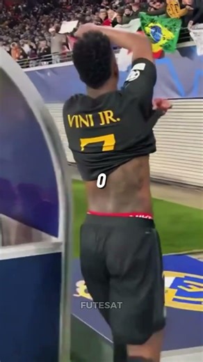 por que os jogadores NÃO PISAM no escudo do CLUBE??