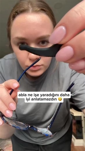 Badem on Instagram: "🤓 Gözlük kullanırken her eğildiğinizde, spor yaparken ya da terlediğinizde gözlüğünüzün aşağı kaymasından sıkıldıysanız bu minik silikon klips tam bir hayat kurtarıcı. ✨ Gözlüğün sapına kolayca takılıyor, cilde baskı yapmıyor ve gün boyu sabit durmasını sağlıyor. Özellikle motosiklet sürerken, koşarken, çalışırken ya da uzun süre bilgisayar başında olanlar için müthiş bir rahatlık sunuyor. 😍👌 En uygun fiyatını görmek istersen videoyu DM’den @badem.shopp hesabına göndermen