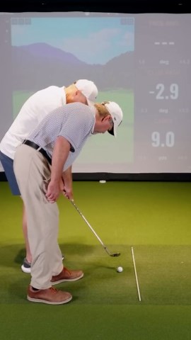 Master your golf swing indoors: Pro tips on knee movement & grip with a golf simulator!