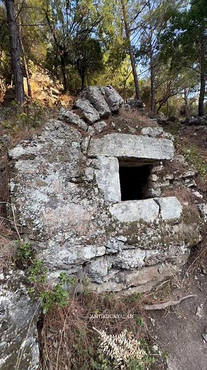 📌OLYMPOS ANTİK KENTİ GÜNEY NEKROPOLÜ. ANTALYA Antalya’nın Kumluca ilçesinde bulunan Olympos Antik Kenti’nde farklı tipte birçok mezar yapısı göreceksiniz. Onlardan biri de kentin Güney Nekropolü’nde bulunan mezarlardır. Güney Nekropol, Akçay (Olympos Çayı) ile ikiye ayrılan kentin güneyinde yer alır. Günümüzde kullanılan ve mezarların önünde devam eden gezinti yolunun Antik Çağ’da da benzer şekilde kullanıldığı düşünülmektedir. Toplam 354 mezarın tespit edildiği nekropolün batısındaki mezarlar 