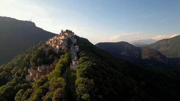 Explora el sereno Sacro Monte di Varese: vistas desde drones de una joya italiana