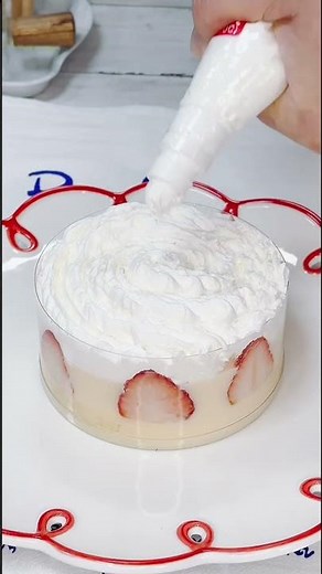 市販のスポンジケーキとハウスのプリンミクスで作るいちごプリンケーキです。 #cooking #recipe #cake