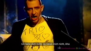 TRIO - DA DA DA (1982) Trio e a versão em Inglês de seu hit clássico Da Da Da. Um momento de ouro na história da TV, em 1982, e ele tem tudo o que você esperaria dos anos 80: Um Casio VL-1 VL-Tone, um guitarrista fumando, um dançarino robótico e um público de adolescentes num programa de TV com orçamento quase zero. Legendado pra vc cantar junto.... Da Da Da! | Os Anos 80