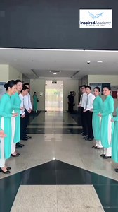 📌 Góc học viên: Một ngày training của Tiếp Viên Hàng Không Vietnam Airlines sẽ diễn ra như thế nào 🤔🤔🤔 Hãy cùng bạn Hiếu Nguyễn - học viên nhà Ms. Lan Anh khám phá xem có những môn học nào trong ngày các bạn nhé ❤️❤️❤️ 📹 Nguồn: Hiếu Nguyễn ----------------------------- ✈️ INSPIRED ACADEMY - HỌC VIỆN ĐÀO TẠO TIẾP VIÊN HÀNG KHÔNG 📥 Website: http://www.inspiredacademy.com.vn/ 💌 Email: chiase.tiepvienhangkhong@gmail.com ------------------------------------------ 👉Đ.𝐀̆.𝐍.𝐆 𝐊.𝐈́ học tại đ