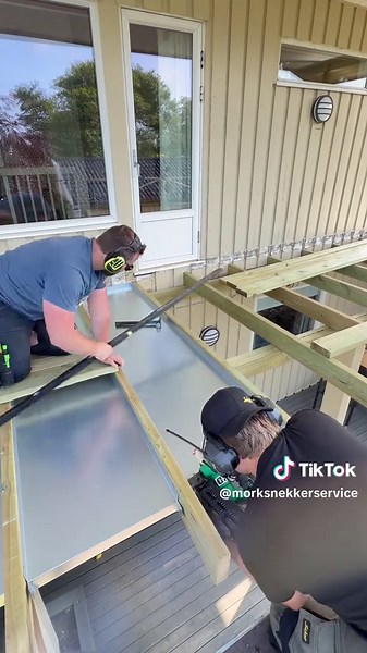 𝗙Æ𝗥𝗥𝗘 𝗦𝗞𝗝Ø𝗧𝗘𝗥 = 𝗕𝗘𝗗𝗥𝗘 𝗥𝗘𝗦𝗨𝗟𝗧𝗔𝗧 🔧 Slik monterte vi bunnplata fra den lokale blikkenslageren. Platene kan leveres opptil 250 cm uten skjøt, noe som gir en enklere og penere montering. Et ekstra tips er å feste dem med pappspiker til resten av konstruksjonen er på plass. 👉 Følg – jeg legger ut mer fra denne jobben. — 𝗙𝗘𝗪𝗘𝗥 𝗝𝗢𝗜𝗡𝗧𝗦 = 𝗔 𝗕𝗘𝗧𝗧𝗘𝗥 𝗥𝗘𝗦𝗨𝗟𝗧 🔧 This is how we installed the custom bottom flashing. The plates can be made up to 250 cm long without