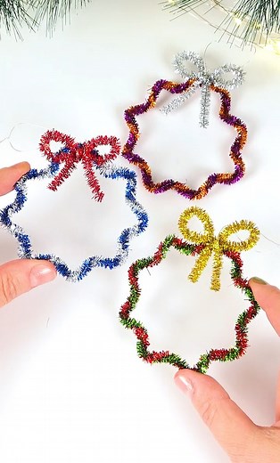 Easy mini Christmas Wreath (pipe cleaners) | DIY by Pipe-Cleaner-Crafts B