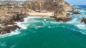 "La Playa del Amor en Zipolite, un lugar que te hará sentir el amor y la conexión con la naturaleza" - #PlayaDelAmor - #Zipolite - #Oaxaca - #México - #Turismo - #Playa - #Mar - #Naturaleza - #Amor | Sicaruu Tours & Travel