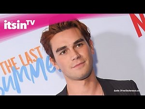 Seltenes Pärchen-Pic von „Riverdale“-Star KJ Apa & seiner Freundin