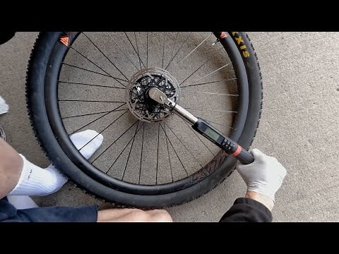 Quick Centerlock brake rotor install guide for beginners with tip on using torque wrenches properly