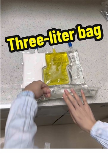 Immersive experience of the nurse squeezing the three-liter bag, squeezing the three-liter bag is really stress-relieving.#icu #nurse #TPN #medical #hospital
