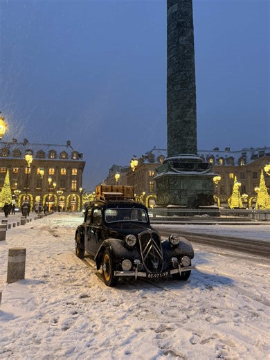 Snowfall over Paris #parissnow2026 #januaryinparis #parisunderthesnow #magicalsnowparis #feelslikeamovie 🤍❄️☃️