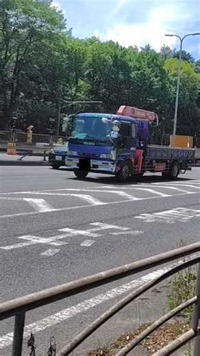 まだまだ現役の速度表示灯付きのいすゞフォワード増トンユニック車😀